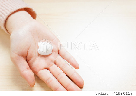 クリームを塗る手 クリームを塗る手 41930115