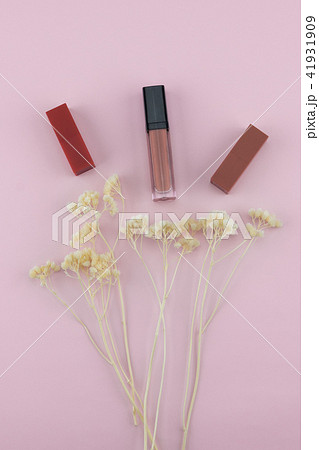 Skincare decorate with white dried flowers Skincare decorate with white dried flowers 41931909