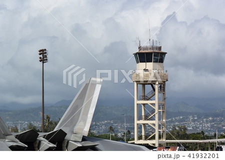 ハワイ・オアフ島の米空軍ヒッカム基地（管制塔とF-22戦闘機の尾翼） 41932201
