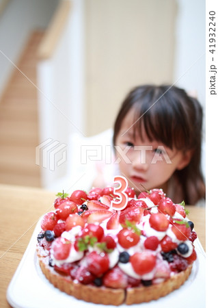 誕生日 ホームパーティー コピースペース 顔なし デザート ケーキ 乳幼児 ドレス プリンセス の写真素材