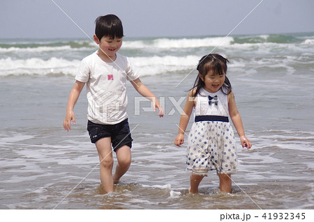 兄妹で海遊び 兄妹で海遊び 41932345