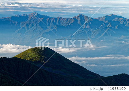 八ヶ岳連峰・阿弥陀岳から見る朝の編笠山と南アルプス 41933190