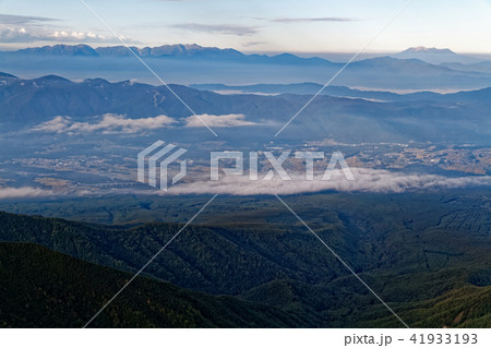 朝の八ヶ岳連峰・阿弥陀岳から見る中央アルプスと御嶽 41933193