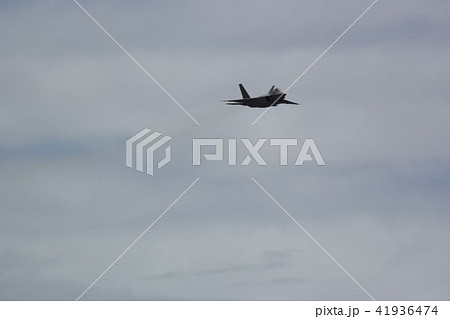 大空を翔る米空軍のステルス戦闘機F-22ラプター 41936474