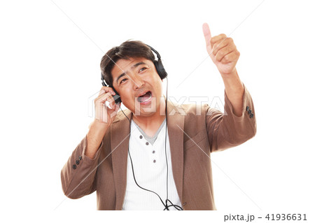 音楽を聴く笑顔の男性 41936631