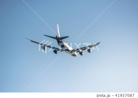 青空を滑空するジャンボ機 青空を滑空するジャンボ機 41937087