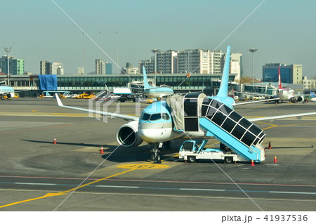 航空機とパッセンジャーステップ 航空機とパッセンジャーステップ 41937536