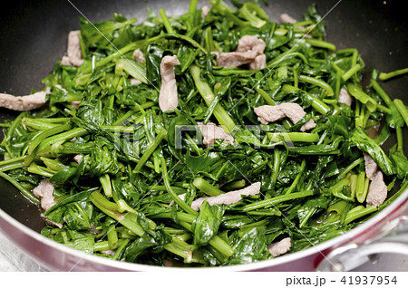 空芯菜の炒め物(料理中) 空芯菜の炒め物(料理中) 41937954