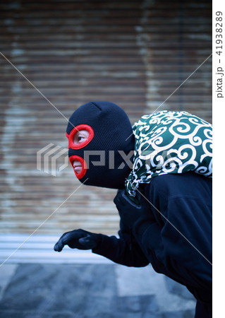 男性1人 (住居侵入 泥棒 犯罪 違法 犯人 悪人 盗難 目出し帽 変装 容疑者 事件 犯罪者) 41938289