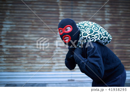 男性1人 (住居侵入 泥棒 犯罪 違法 犯人 悪人 盗難 目出し帽 変装 容疑者 事件 犯罪者) 男性1人 (住居侵入 泥棒 犯罪 違法 犯人 悪人 盗難 目出し帽 変装 容疑者 事件 犯罪者) 41938293