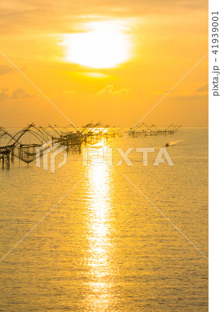 sunshine at fishing trap at Pak Pra in Talay Noi sunshine at fishing trap at Pak Pra in Talay Noi 41939001