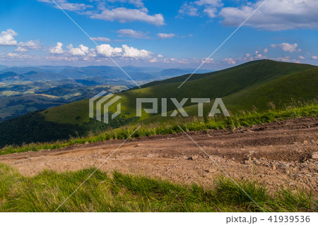 A steep dodgy dusty road leading to the descent fr 41939536