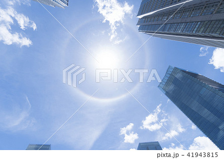 太陽にかかる虹・ハロ現象・丸の内高層ビル街　2018年6月30日　梅雨明け 41943815
