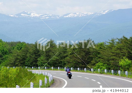 ツーリングイメージ　爽快に走るバイクの後ろ姿 41944012