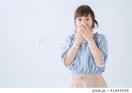 びっくりする女性の写真素材