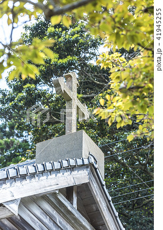 枝葉越しに旧五輪教会堂の十字架を見る 41945255