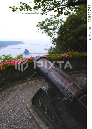 寝姿山 山頂 黒船見張所跡にある大砲 展望台からの眺望 の写真素材
