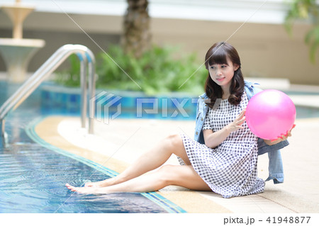 若い女性 ボール リラックス プールサイド 若い女性 ボール リラックス プールサイド 41948877