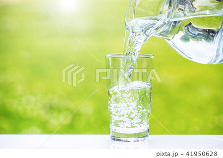 水を注ぐ 水を注ぐ 41950628