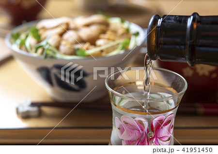 日本酒を注ぐ 41951450