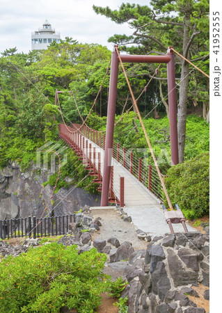 門脇灯台とつり橋、静岡県伊東市城ケ崎海岸門脇埼にて 門脇灯台とつり橋、静岡県伊東市城ケ崎海岸門脇埼にて 41952555