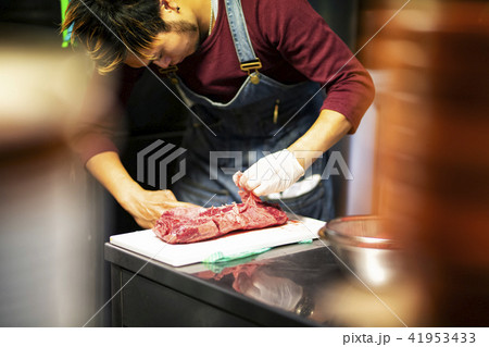 肉料理の下ごしらえをする男性 41953433