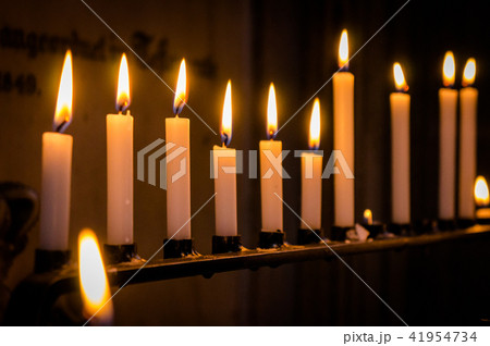 Many burning candles with shallow depth of field Many burning candles with shallow depth of field 41954734