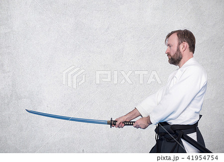 A man with katana on Iaido practice 41954754