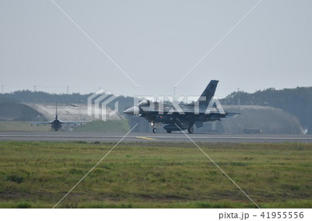 航空自衛隊三沢基地に着陸したF-2戦闘機 41955556