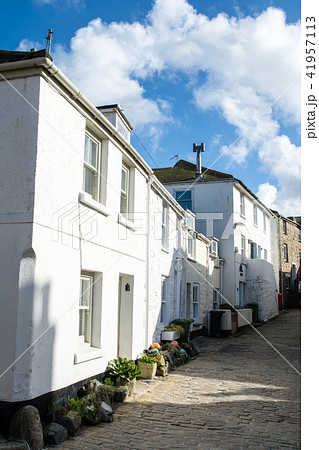 白壁の家並みと石畳の小道 イギリス郊外の街並みの写真素材