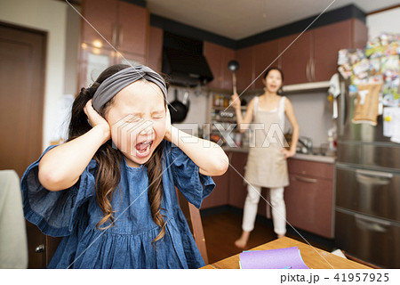 お母さんに叱られる女の子 お母さんに叱られる女の子 41957925