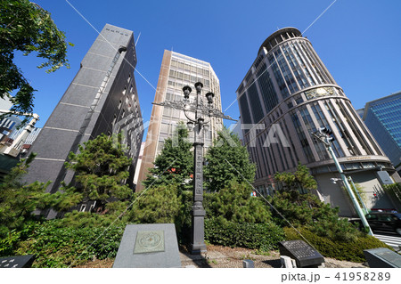 日本の東京都市景観 三越など街並みを望む 手前は、日本国道路元標(複製) 日本の東京都市景観 三越など街並みを望む 手前は、日本国道路元標(複製) 41958289