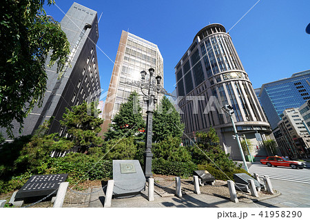 日本の東京都市景観　三越など街並みを望む　手前は、日本国道路元標（複製）など 41958290