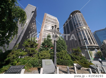 日本の東京都市景観　三越など街並みを望む　手前は、日本国道路元標（複製）など 41958293