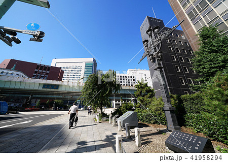 日本の東京都市景観　日本橋など、街並みを望む　通行人の右横には、日本国道路元標（複製）など 41958294