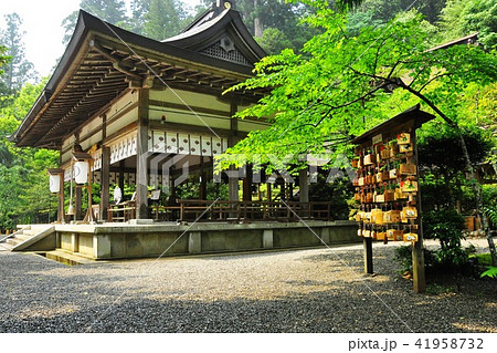 奈良県 丹生川上神社(中社)拝殿と絵馬奉納所と新緑 奈良県 丹生川上神社(中社)拝殿と絵馬奉納所と新緑 41958732