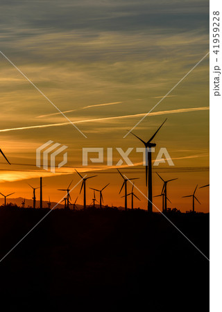 風力発電の風車シルエット　縦構図 41959228