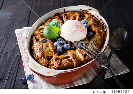 Berry Tart. Delicious berry tart with ice cream, frozen strawberry and blueberries 41962527