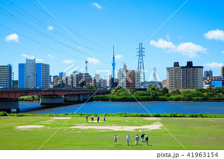 荒川に架かる西新井橋と東京スカイツリー 41963154