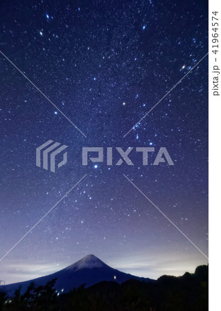 御坂山地・大石峠から見る富士山と冬の星座 41964574