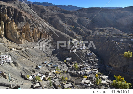 インドのヒマラヤ山岳地帯 スピティ谷のダンカル村 山の斜面に建つ家々 インドのヒマラヤ山岳地帯 スピティ谷のダンカル村 山の斜面に建つ家々 41964651