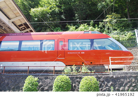 箱根湯本駅に停車するロマンスカーgseの写真素材