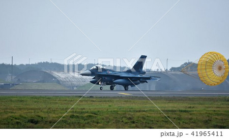 航空自衛隊三沢基地に着陸したF-2戦闘機 41965411