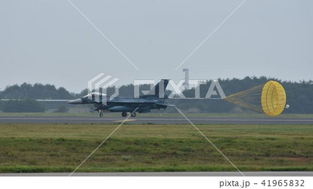 航空自衛隊三沢基地に着陸したF-2戦闘機 41965832