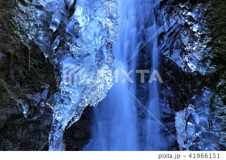 青梅の御岳山にある七代の滝(ななよのたき)の氷結 青梅の御岳山にある七代の滝(ななよのたき)の氷結 41966151