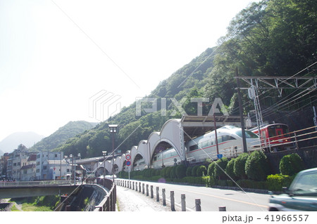 箱根湯本駅に停車するロマンスカーVSE 41966557