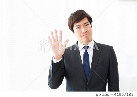 5番　悩むミドル男性　ビジネス 41967135
