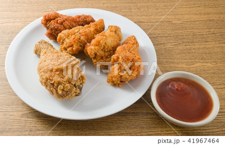 Delocious Deep Fried Chicken Wings with Sauce 41967464