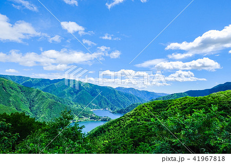 奥多摩周遊道路：月夜見第一駐車場から奥多摩湖を望む 41967818