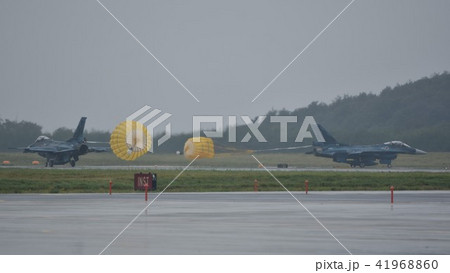 悪天候の中航空自衛隊三沢基地に着陸したF-2戦闘機 悪天候の中航空自衛隊三沢基地に着陸したF-2戦闘機 41968860